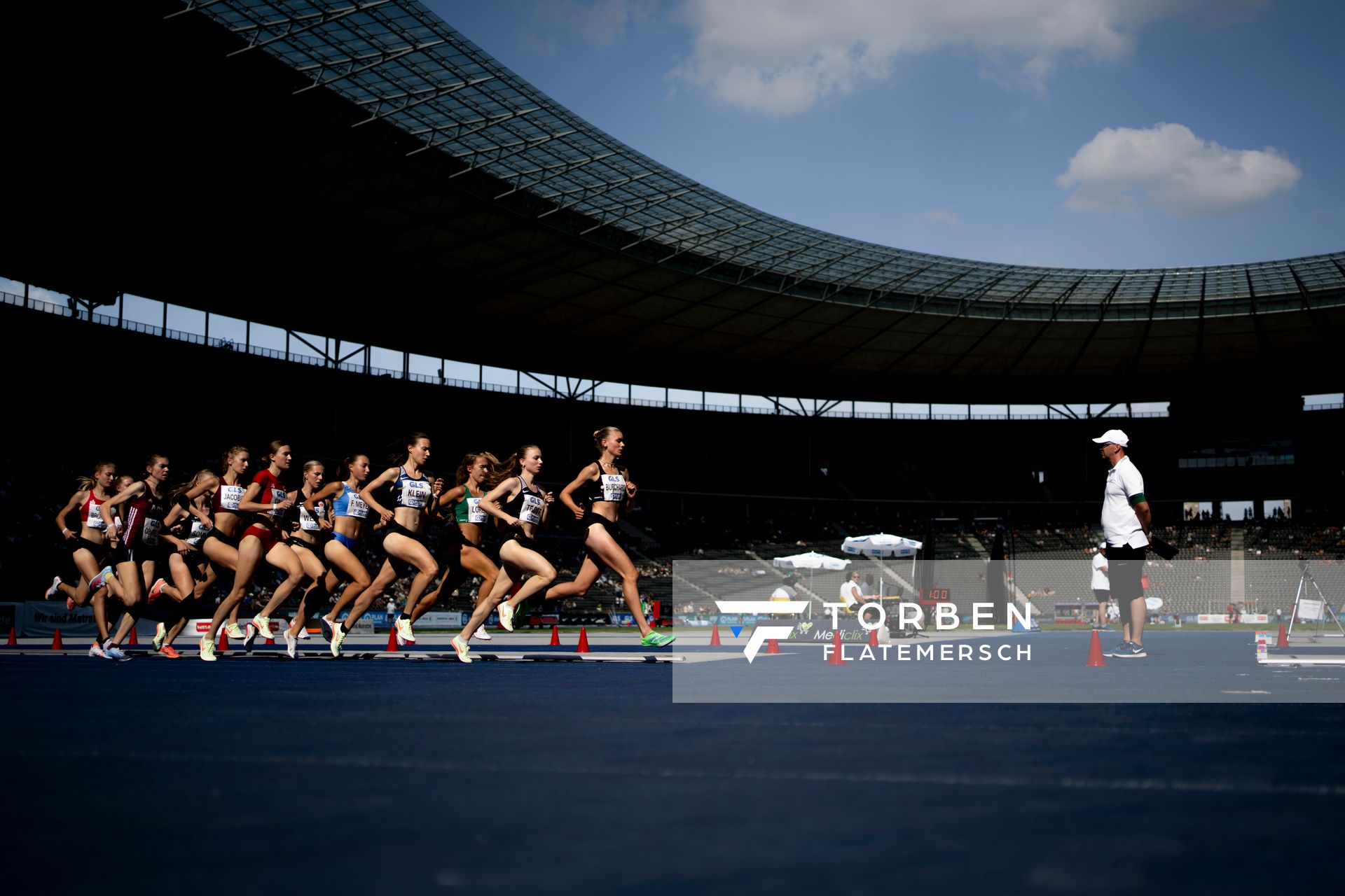 1500m Finale mit: Hanna Klein (LAV Stadtwerke Tuebingen), Katharina Trost (LG Stadtwerke Muenchen), Vera Coutellier (ASV Koeln), Caterina Granz (LG Nord Berlin), Nele Wessel (Eintracht Frankfurt e.V.), Fabiane Meyer (TV Westfalia Epe), Rahel Broemmel (LG Olympia Dortmund), Leandra Lorenz (RSV Eintracht Berlin), Esther Jacobitz (ASV Koeln), Marie Proepsting (VfL Eintracht Hannover), Marie Burchard (SC DHfK Leipzig e.V.), Svenja Sommer (Eintracht Frankfurt e.V.)  waehrend der deutschen Leichtathletik-Meisterschaften im Olympiastadion am 26.06.2022 in Berlin